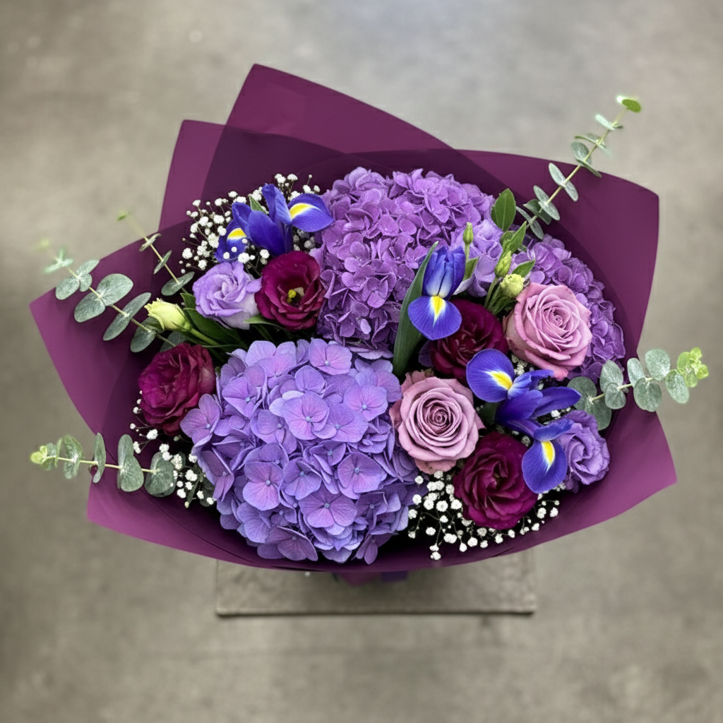 Buchet Mov Regal cu Hortensii, Trandafiri, Iriși, Lisianthus, Eucalipt, Floarea Miresei - imagine 3