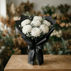 Buchet Memorial „Omagiu Alb” – 7 Crizanteme și Ambalaj Negru