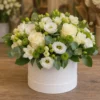 Aranjament Flori de Sezon Morning Dew cu Frezii și Ranunculus - imagine 1