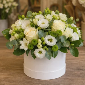 Aranjament Flori de Sezon Morning Dew cu Frezii și Ranunculus - imagine 1