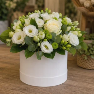 Aranjament Flori de Sezon Morning Dew cu Frezii și Ranunculus - imagine 2