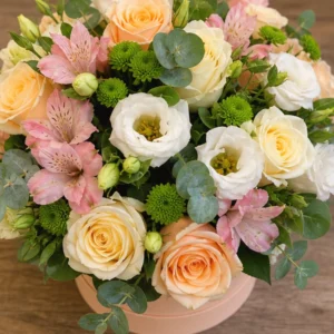 Cutie Flori Frumoase Catifea Piersică cu Trandafiri și Astilbe - imagine 4