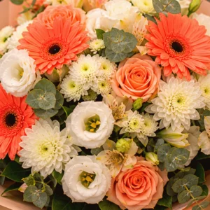 Buchet Flori de Sezon Coral Picnic cu Gerbera și Trandafiri Spray - imagine 4