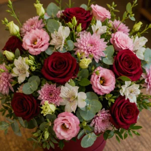 Cutie Flori de Lux Black Tie cu Protea și Trandafiri Burgundy - imagine 2