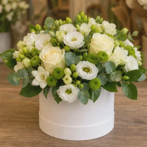 Aranjament Flori Frumoase Verde Fresh cu Viburnum și Trandafiri Albi - imagine 1
