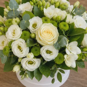 Aranjament Flori Frumoase Verde Fresh cu Viburnum și Trandafiri Albi - imagine 4