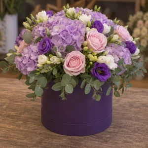Cutie Flori de Lux Amethyst cu Lisianthus și Orhidee Mov - imagine 3