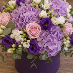 Cutie Flori de Lux Amethyst cu Lisianthus și Orhidee Mov - imagine 4