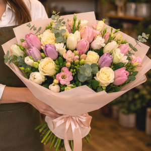 Buchet Mărțișor Signature cu Anemone și Frezii