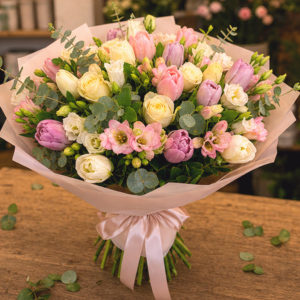 Buchet Mărțișor Signature cu Anemone și Frezii