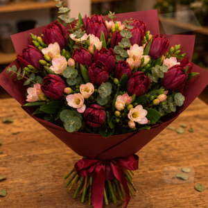 Comandă Buchet Burgundy Note cu Trandafiri Bordo și Astrantia