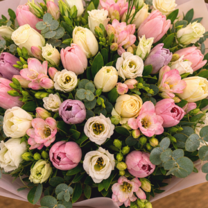 Buchet Mărțișor Signature cu Anemone și Frezii