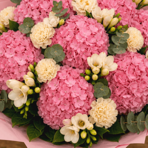 Flori Personalizate Garden Fresh cu Hortensie Verde și Trandafiri Albi