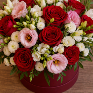 Aranjament Flori Corporate Ruby Detail cu Hypericum și Ranunculus