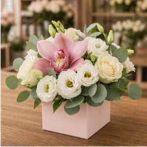 Aranjament cu orhidee roz si lisianthus alb in cutie pastel - poza 2
