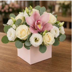 Aranjament cu orhidee roz si lisianthus alb in cutie pastel - poza 3