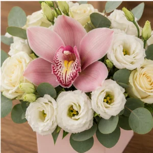 Aranjament cu orhidee roz si lisianthus alb in cutie pastel - poza 4