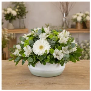 Livrare aranjamente florale pentru decorarea locuintei vas alb verde pentru masa - poza 1
