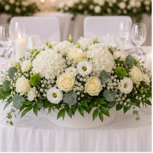 Aranjament floral nunta alb crem pentru masa mirilor - poza 1