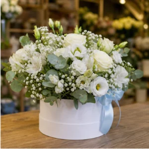 Aranjament floral pentru botez alb bleu cu lisianthus - poza 2