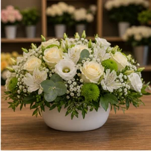 Aranjament floral pentru botez alb crem cu eustoma - poza 2