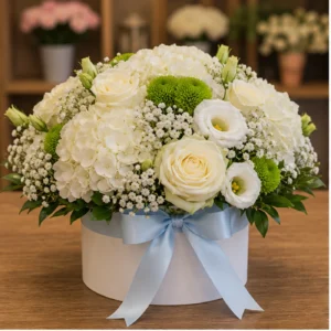 Aranjament floral pentru botez bleu cu trandafiri albi - poza 1