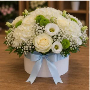 Aranjament floral pentru botez bleu cu trandafiri albi - poza 3