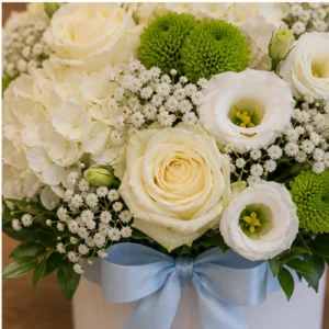 Aranjament floral pentru botez bleu cu trandafiri albi - poza 4