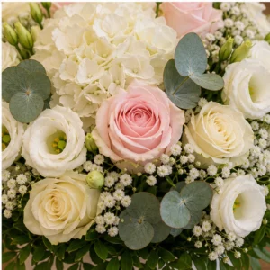 Aranjament floral pentru botez cu hortensie alba si trandafiri - poza 4