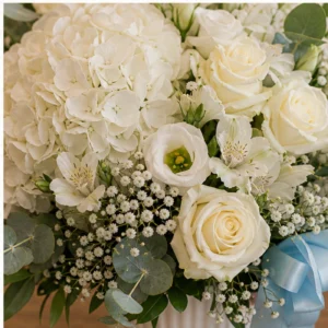 Aranjament floral pentru botez de lux alb bleu in vas inalt - poza 4