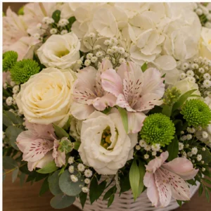 Aranjament floral pentru botez elegant in cos alb - poza 4