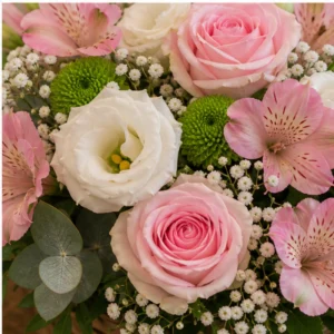Aranjament floral pentru botez in cos cu lisianthus si trandafiri - poza 4