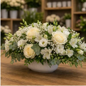 Aranjament floral pentru botez la cristelnita alb crem - poza 2