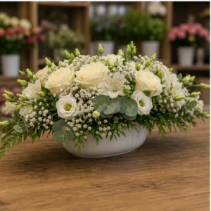 Aranjament floral pentru botez la cristelnita alb crem - poza 3