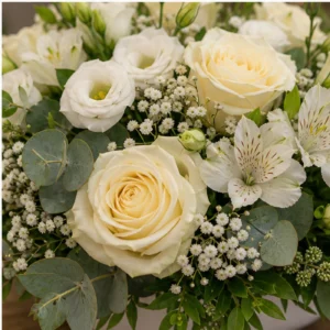 Aranjament floral pentru botez la cristelnita alb crem - poza 4