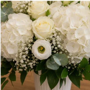 Aranjament floral pentru botez la intrare cu flori albe - poza 4