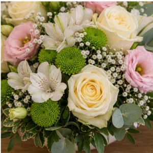 Aranjament floral pentru botez masa invitati cu flori pastel - poza 4