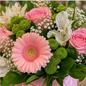 Aranjament floral pentru botez roz cu gerbera si santini - poza 4
