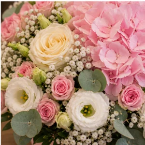 Aranjament floral pentru botez roz cu hortensie si miniroze - poza 4