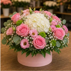 Aranjament floral spectaculos cu hortensie alba si trandafiri roz - poza 2