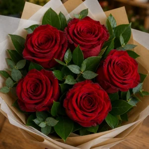 Buchet 5 trandafiri rosii cu salal natural - poza 4