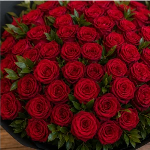 Buchet 51 Trandafiri Rosii cu Ruscus - poza 4