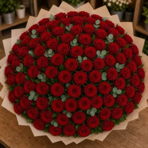 Buchet 73 trandafiri rosii cu eucalipt discret - poza 4