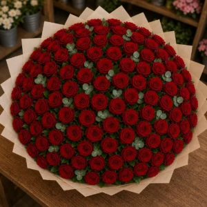 Buchet 83 trandafiri rosii cu eucalipt premium - poza 4