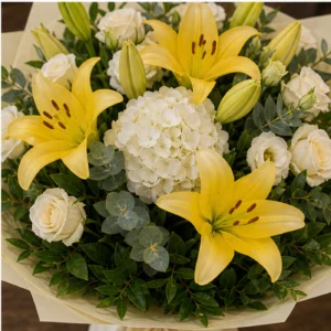 Buchet cu crini galbeni premium si hortensie alba - poza 4
