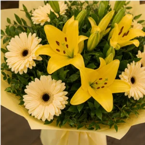 Buchet cu crini galbeni si gerbera crem - poza 4