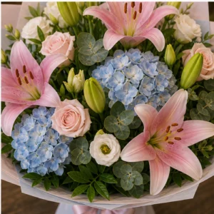 Buchet cu crini imperiali roz si hortensie bleu - poza 4