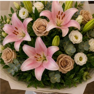 Buchet cu crini roz premium si trandafiri cappuccino - poza 4