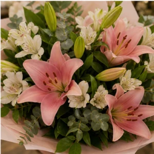 Buchet cu crini roz si alstroemeria alba - poza 4