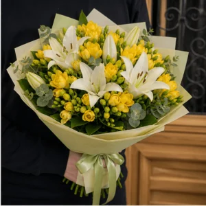 Buchet cu frezii galbene si crini albi - poza 2